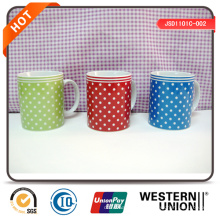 Caneca da porcelana do decalque do PONTO em cores diferentes